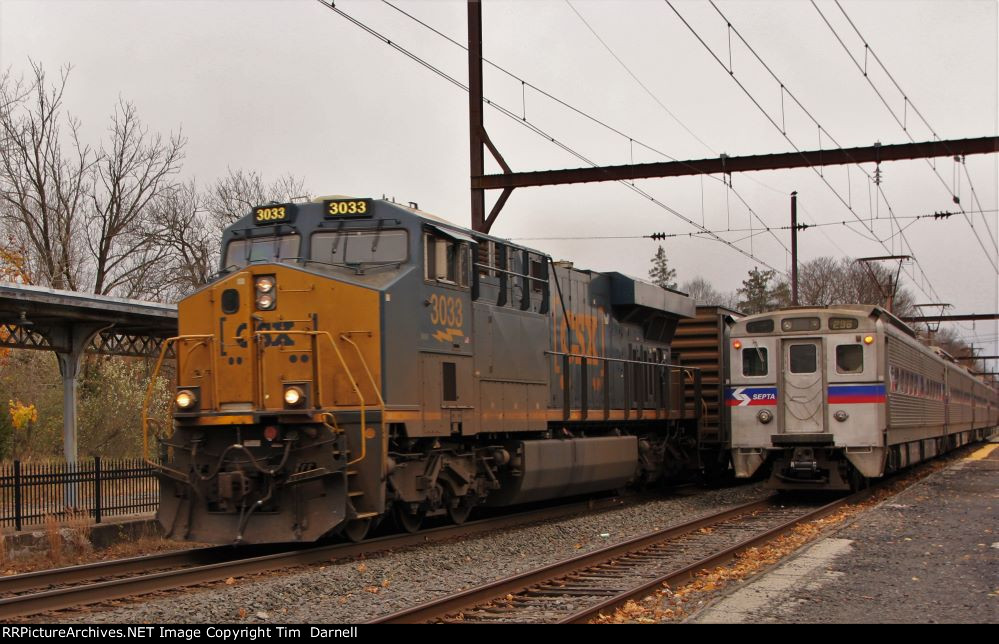 CSX 3033 on Q032 pass outbound SEPTA.
